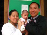 ルワムジット教会のウワンフィム牧師とスジー夫人と生後二ヶ月のプレームスット（聖なる喜び）