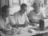 聖書翻訳中のカラウェイ師とロイス師夫妻、1950年代